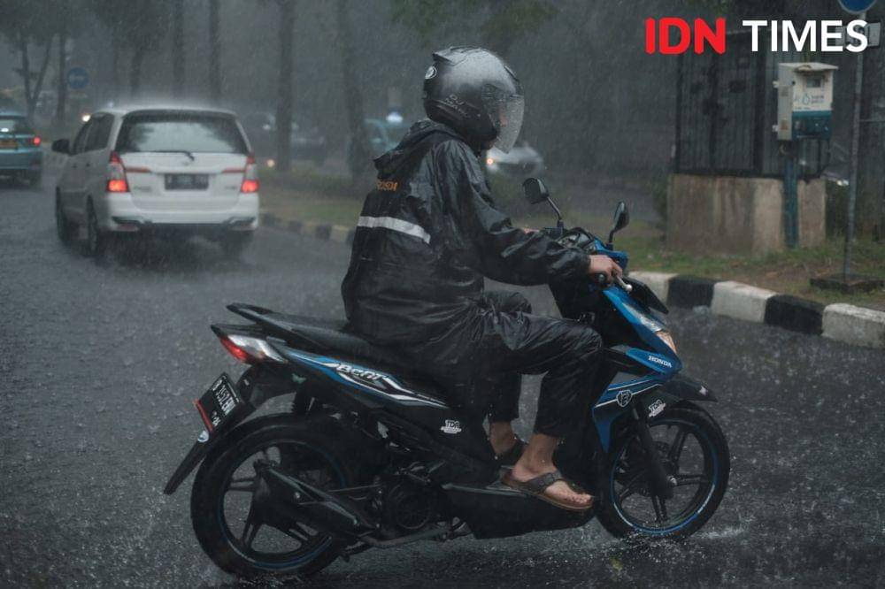 7 Best Leak-Proof Raincoats: Top Picks from Eiger to Axio for Reliable Wet Weather Protection