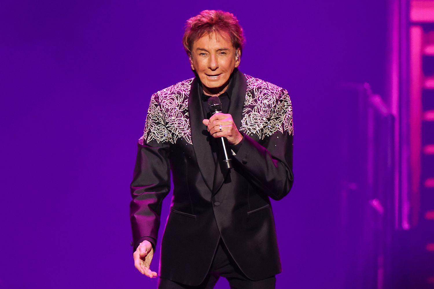 Barry Manilow Postpones Tour Dates Following Discovery of Cancerous Spot in Lung