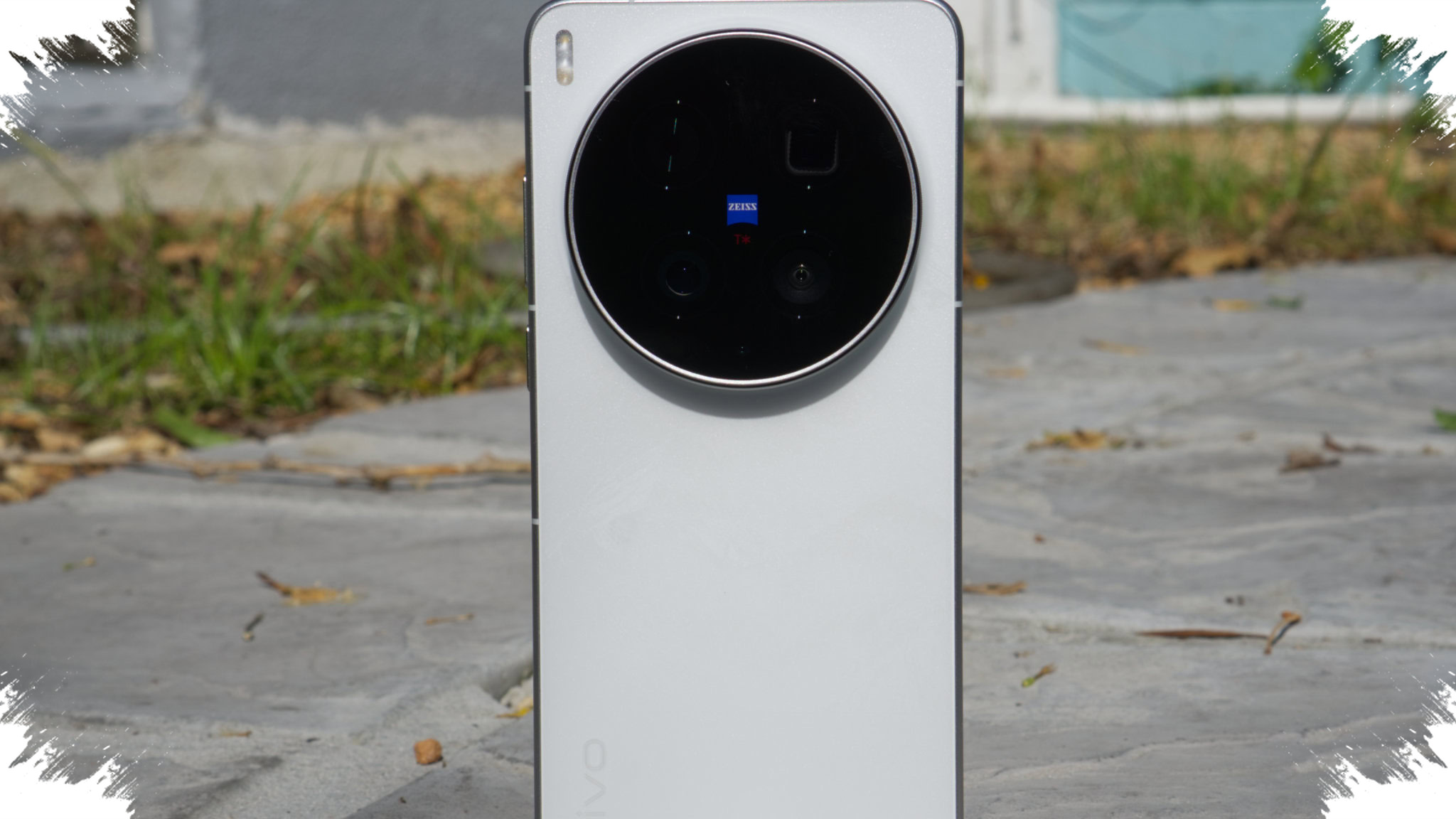 Two 200MP Cameras, 6600mAh Battery, and 100W Charging Make Vivo X300 Ultra Global Hard to Ignore