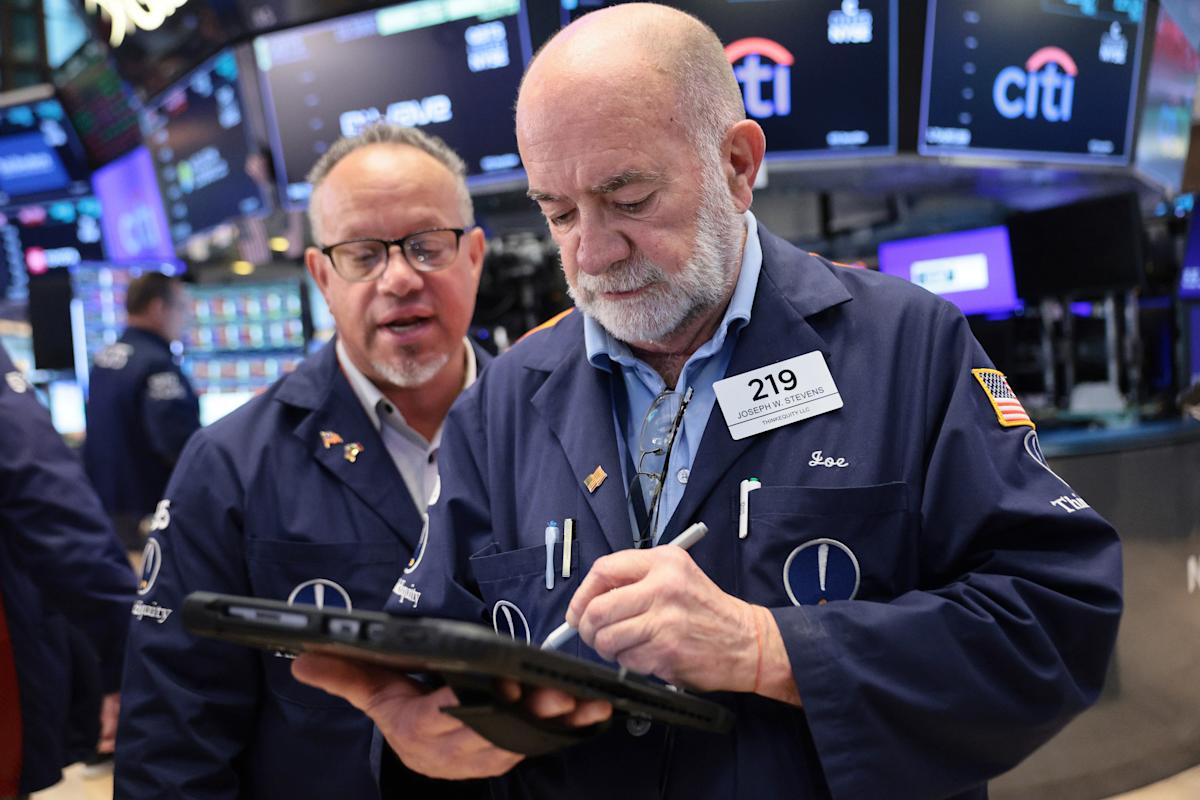 S&P 500 Extends Its Longest Weekly Win Streak Since 2026, Dow Surges To A Record High