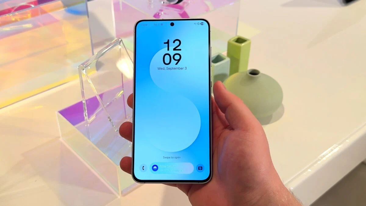 Galaxy S25 FE Gets a Fingerprint Accuracy Boost, One UI 8.5 Adds a Practical Fix