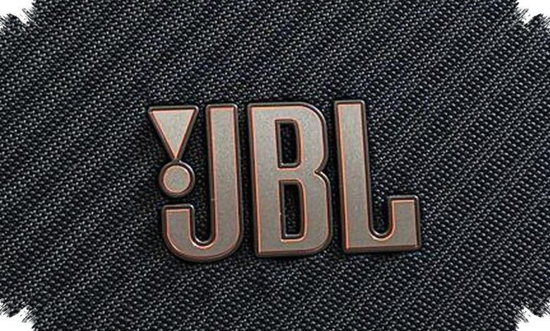 This JBL Speaker Uses an 18.5-Inch Display to Put Song Lyrics in View