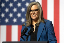 Katie Hobbs Clears Democratic Primary Alone, Now Faces Arizona’s High-Stakes GOP Fight